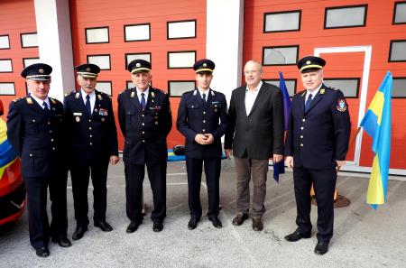 Goste na slovesnosti ob prevzemu novega vozila in defibrilatorja